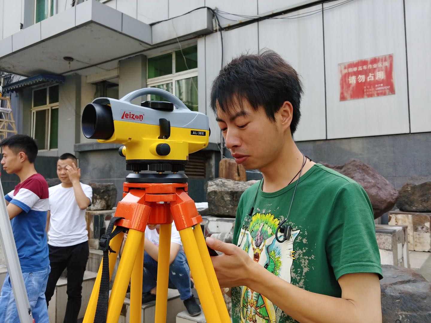沉降位移觀測--沉降點是由施工單位按照設計圖紙的要求預留的或根據現場情況而選定的些特征點。般在鋼筋幫扎完畢后，先把盒子或沉降金屬棒放進去，然后再合模版，澆筑。般都在構筑物的外墻面或表面。墻面高度般在1米到2米之間，地面是不能碾壓位置。