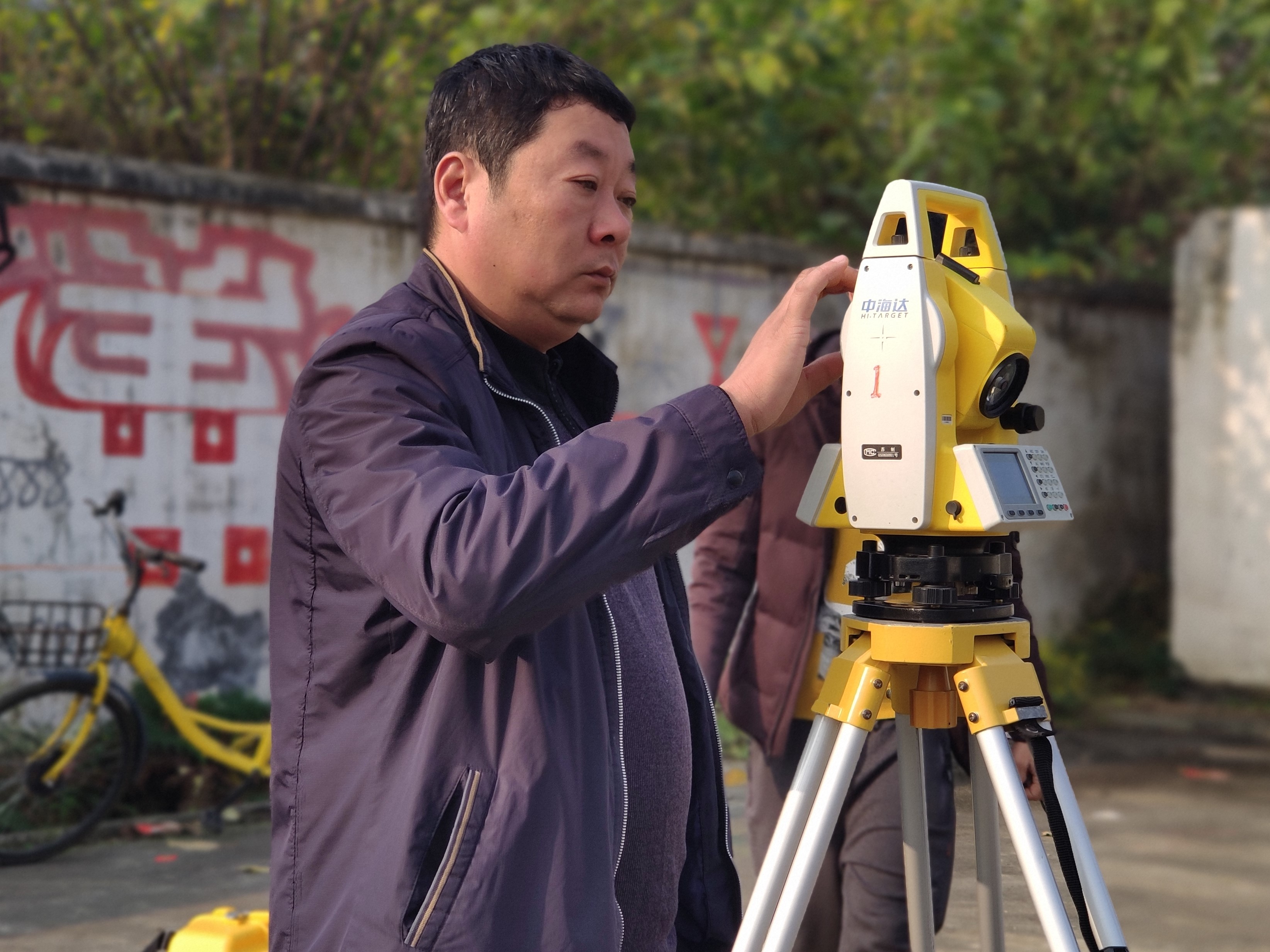 測量員需要了解的隧道測量要點--后就可以進行隧道進出口包括支洞，斜井進口的開挖放樣，當洞臉形成后，根據圖紙以及施工組織設計，將隧道輪廓開挖線在洞臉上標出。
