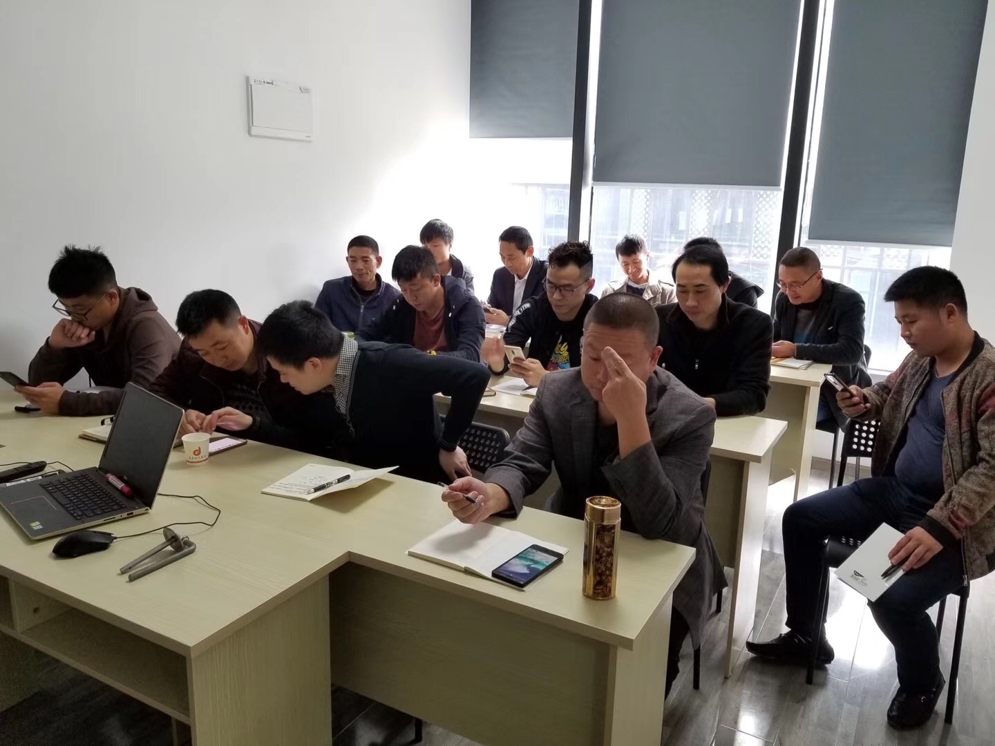 建筑資料員工作內容是什么？--收集、歸檔整理各開發項目前期證照，合同等各類資料收集、歸檔整理各開發項目圖紙、配套、預決算等各類資料。