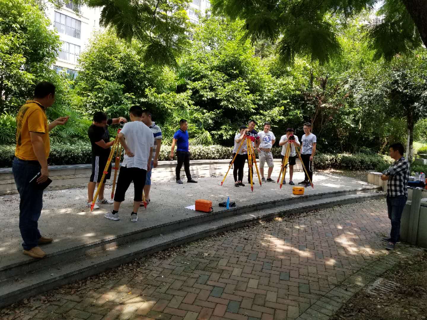 道路施工前需要做好那些準備工作？--施工現場應提前設置安全標志，不能擅自拆除；施工現場內的溝、坑、水塘等邊緣應設安全護欄。