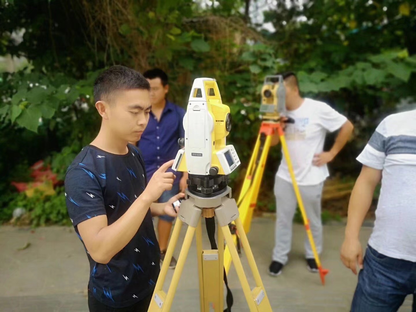 土建資料員的施工階段的工作內容是什么？--現場料具管理包括：生產工具(做好發放與回收)、現場材料(施工平面布置圖分類堆放并加標色),周轉料(分類堆放)。