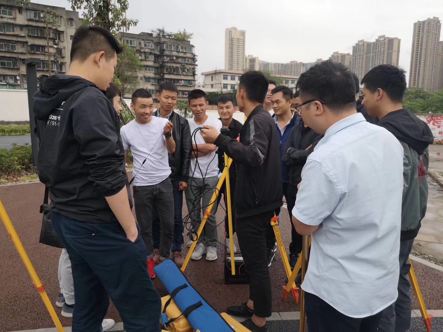 想學測量是跟工地師傅學還是去測量培訓機構學？